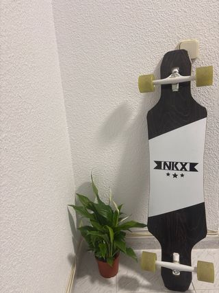 Longboard Negro con Ruedas Amarillas