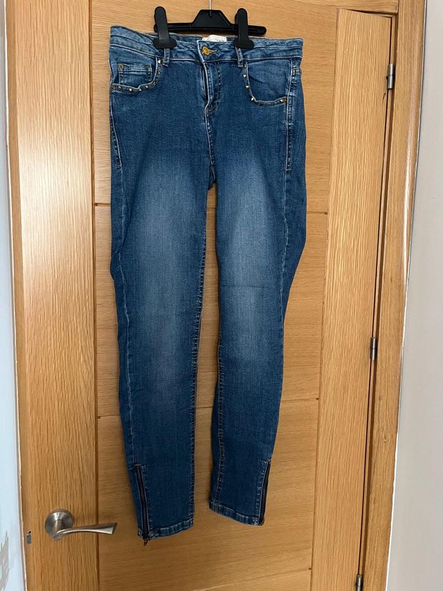 Vaqueros Pull&Bear 38 estrechos con tachuelas