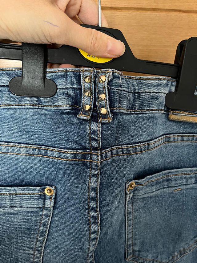 Vaqueros Pull&Bear 38 estrechos con tachuelas