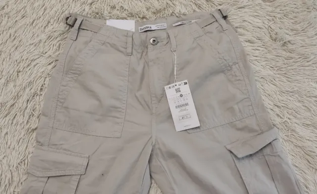 Pantalón cargo Bershka beige talla 38