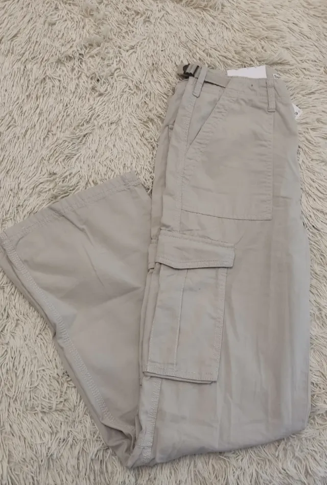 Pantalón cargo Bershka beige talla 38