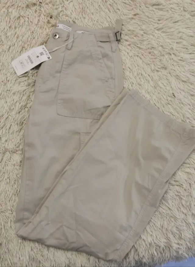 Pantalón cargo Bershka beige talla 38