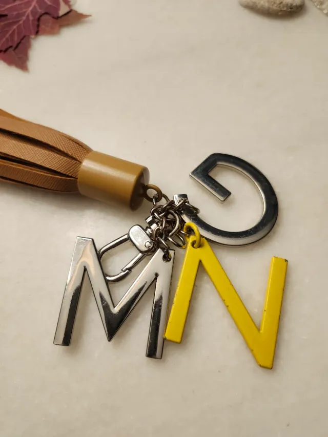 Llavero Mango con letras M, N y G