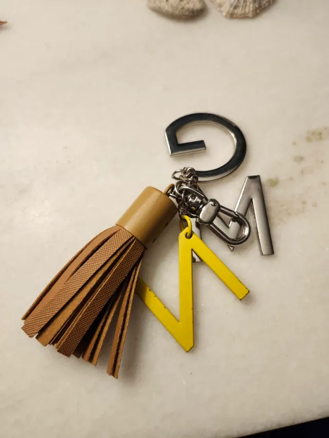 Llavero Mango con letras M, N y G