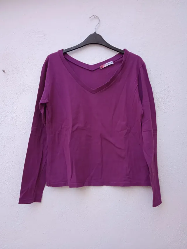 Camiseta morada cuello pico. T: XXL