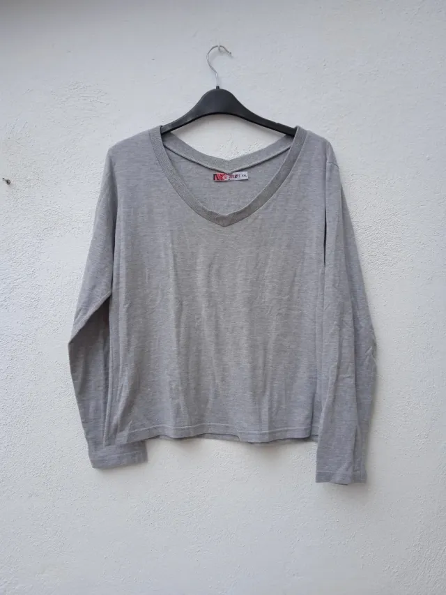 Camiseta morada cuello pico. T: XXL