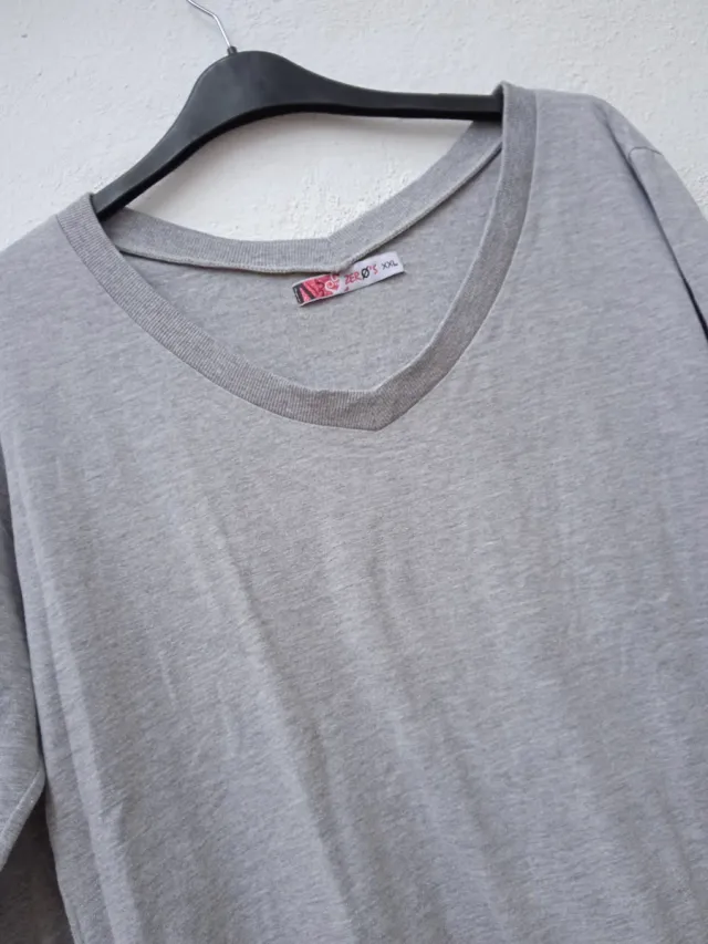 Camiseta morada cuello pico. T: XXL