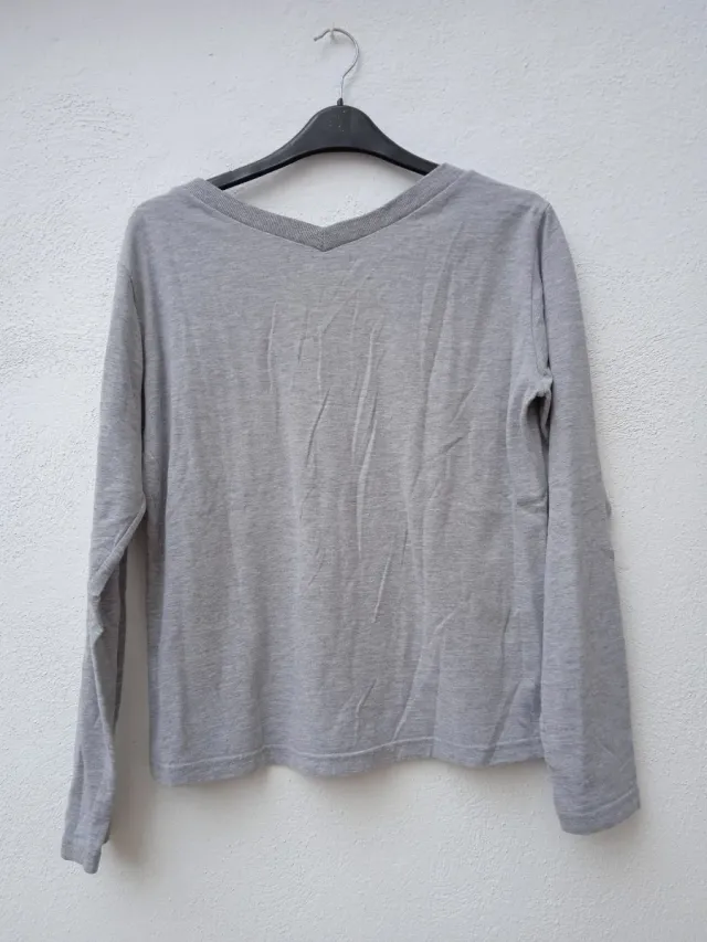 Camiseta morada cuello pico. T: XXL