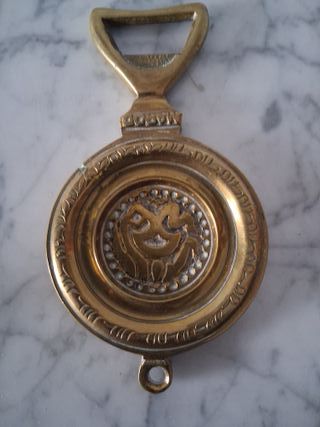 Abrebotellas de bronce con diseño