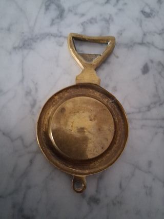 Abrebotellas de bronce con diseño