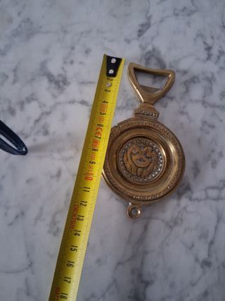 Abrebotellas de bronce con diseño