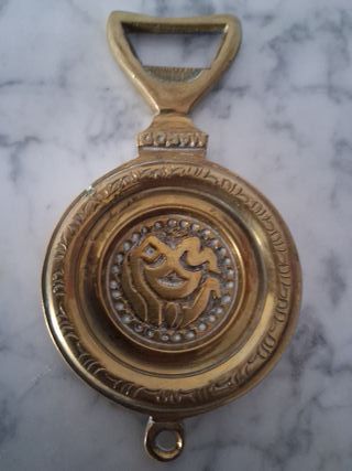 Abrebotellas de bronce con diseño