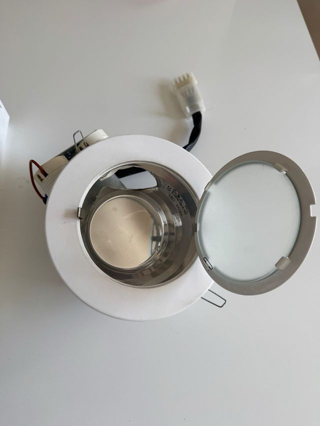 Focos redondos blancos