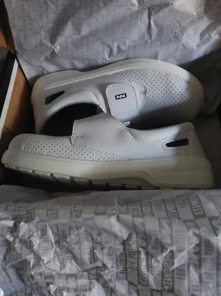 Zapatos de trabajo sin estrenar. antideslizantes b