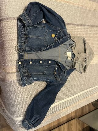 Cazadora vaquera con capucha gris