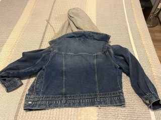 Cazadora vaquera con capucha gris