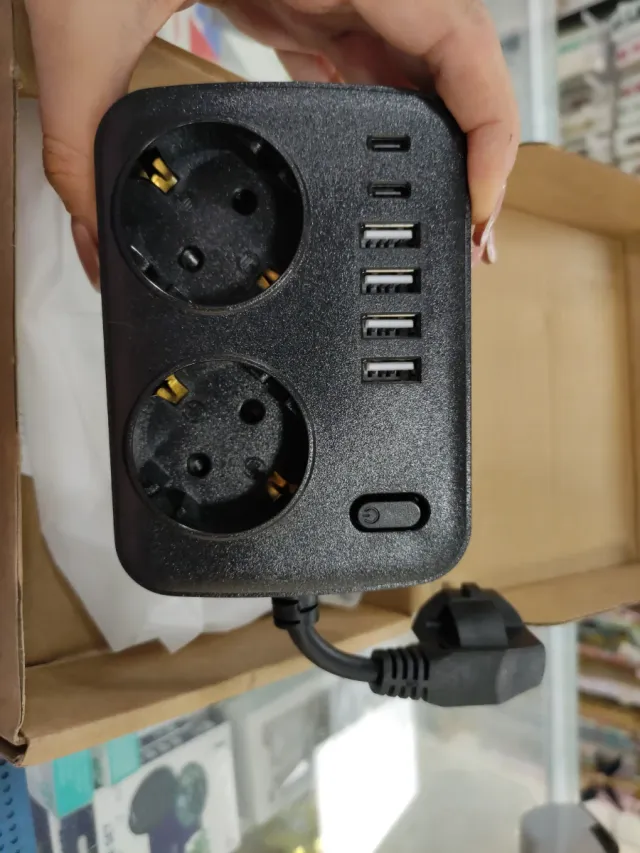 Adaptador Enchufe Múltiple USB y Tomas