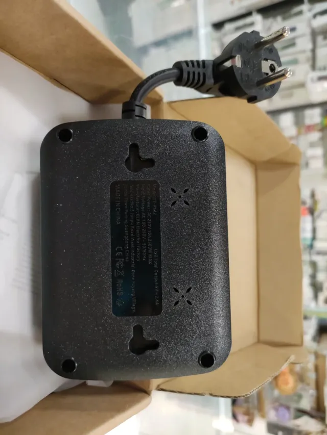 Adaptador Enchufe Múltiple USB y Tomas