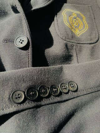 Americana Decenio Negra con Escudo Dorado