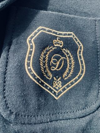 Americana Decenio Negra con Escudo Dorado