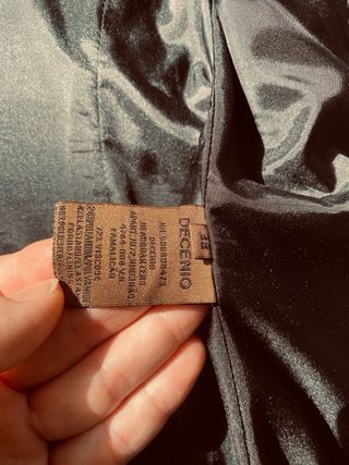 Americana Decenio Negra con Escudo Dorado