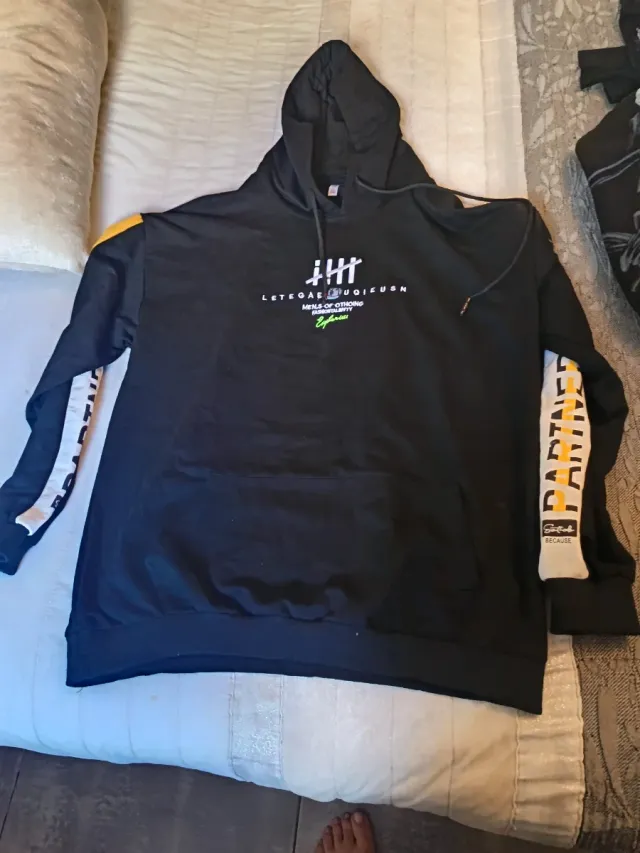 Lote Ropa Chico: Sudaderas, Camisetas y Chaqueta