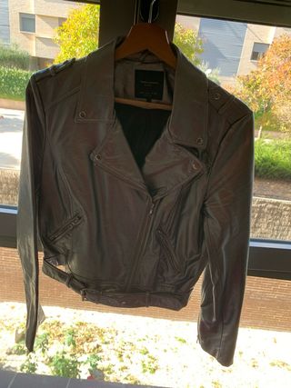 Preciosa cazadora plateada