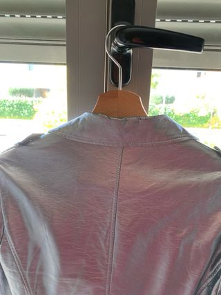 Preciosa cazadora plateada