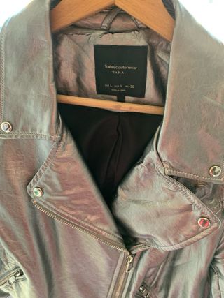 Preciosa cazadora plateada