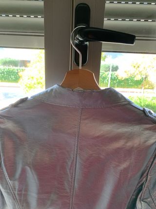 Preciosa cazadora plateada