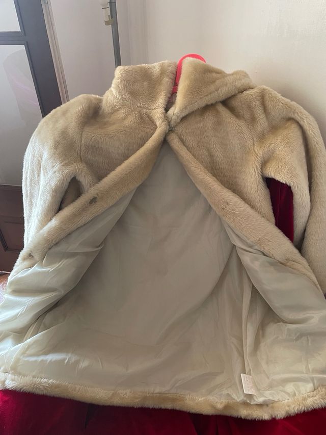 Abrigo de pelo beige con capucha talla 42/44.