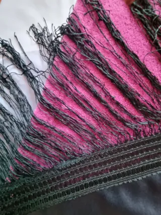 Mantón negro bordado flores rojas flecos