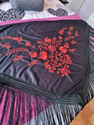 Mantón negro bordado flores rojas flecos