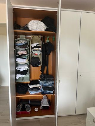 Armario de habitación blanco con espejos