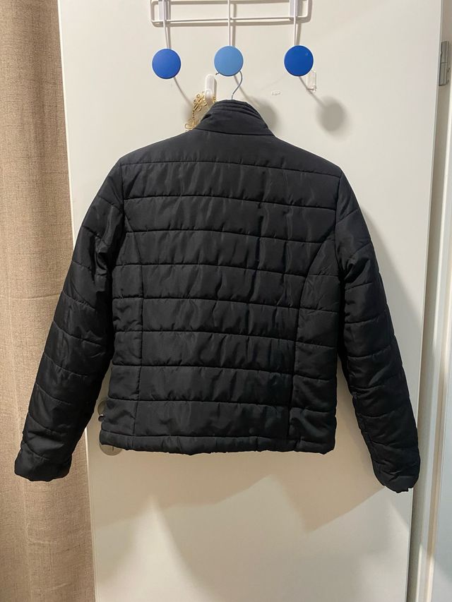 Campera acolchada negra corta con cierre