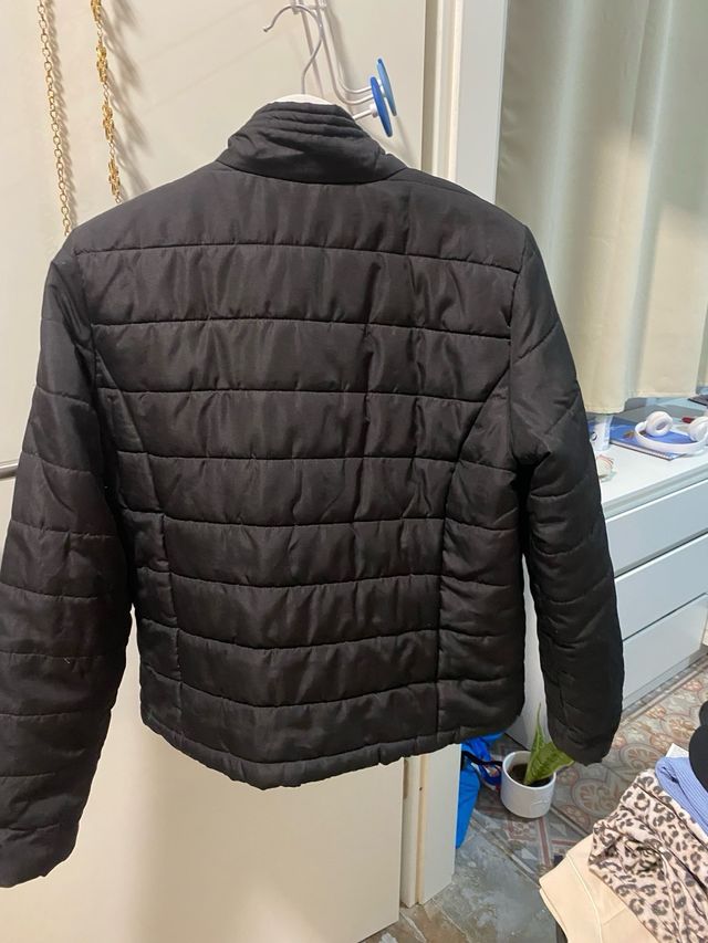 Campera acolchada negra corta con cierre