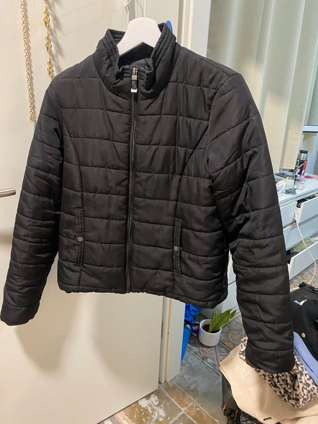 Campera acolchada negra corta con cierre