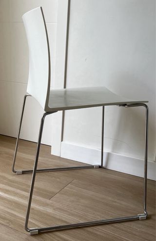 4 sillas apilables blancas cromadas diseño