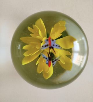 Palla in vetro fermacarte con fiori e farfalle