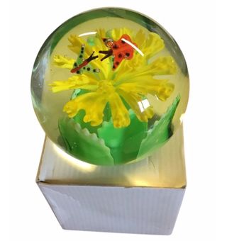 Palla in vetro fermacarte con fiori e farfalle