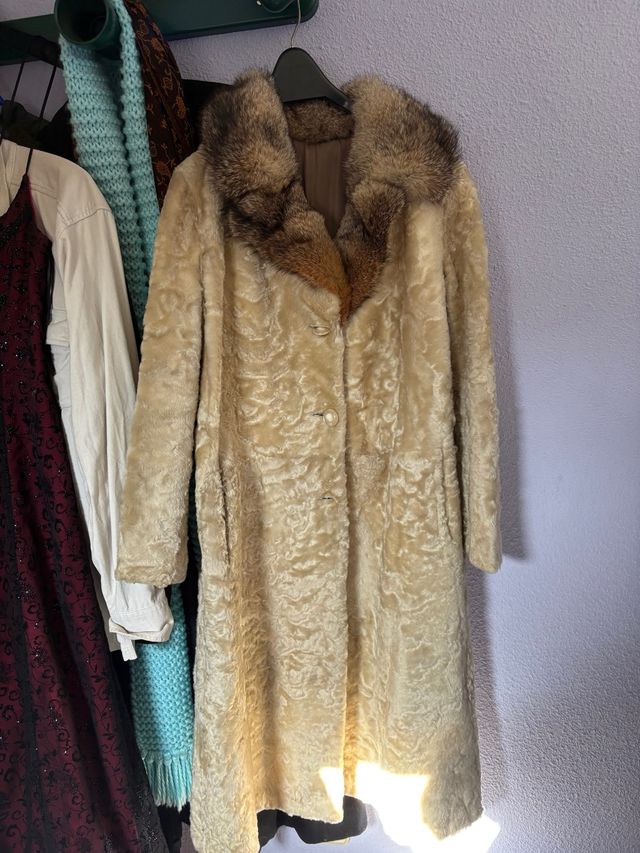 Abrigo de piel auténtica beige y marrón