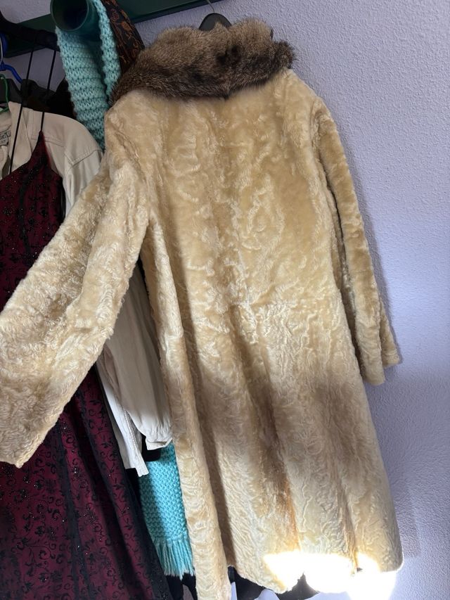 Abrigo de piel auténtica beige y marrón