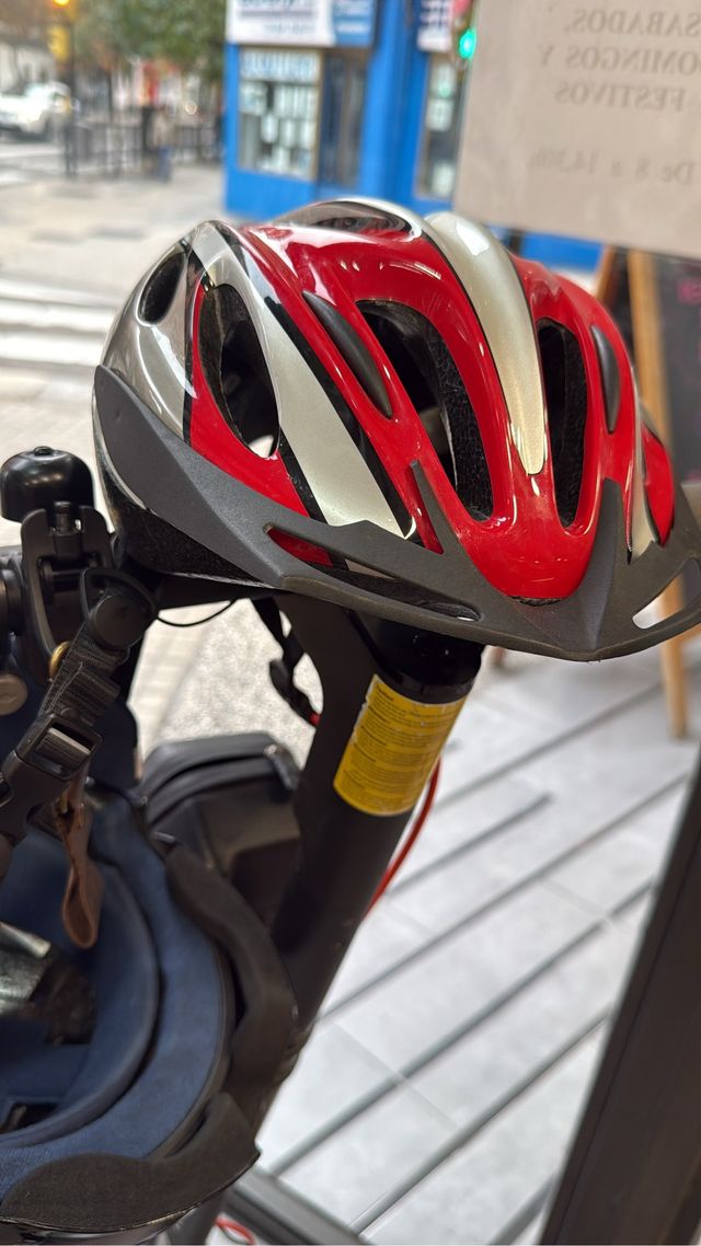 Casco de bici rojo y plateado