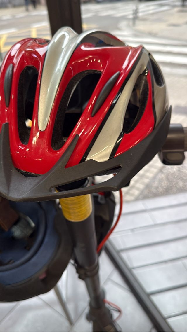 Casco de bici rojo y plateado