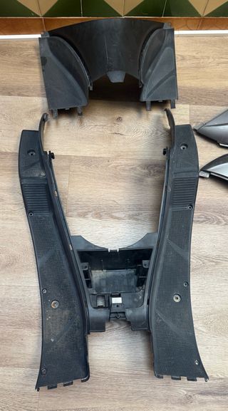 Base inferior y reposapiés Yamaha Majesty 125-180