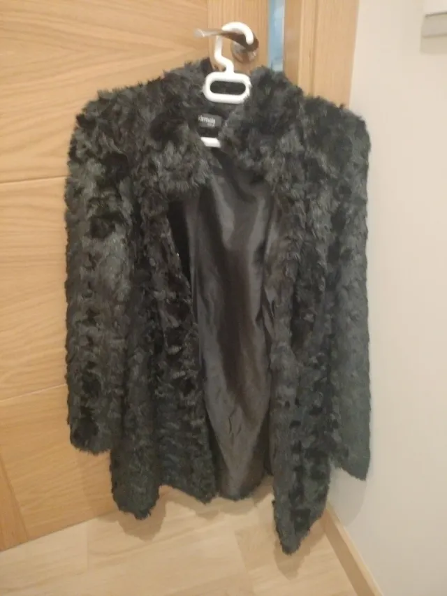 Abrigo largo pelo negro talla 42 entallado