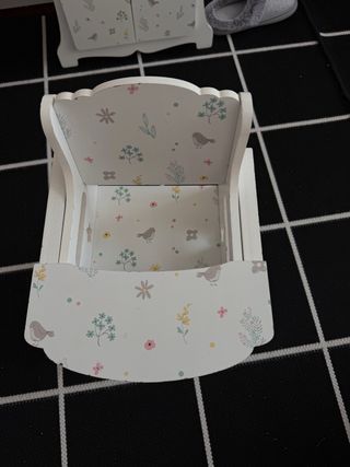 Silla de muñeca de madera