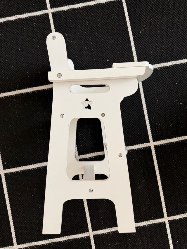 Silla de muñeca de madera