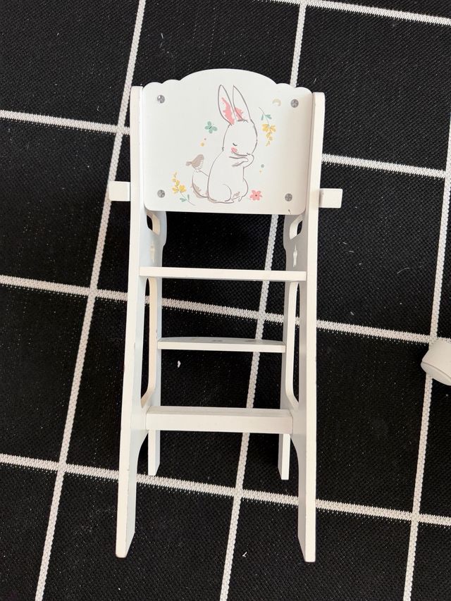 Silla de muñeca de madera