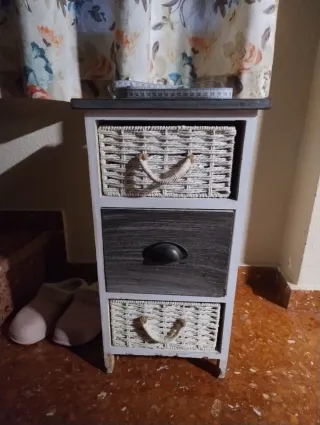 Mesita auxiliar con cestas y cajón